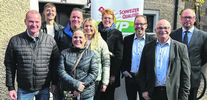 Die Kandidatinnen und Kandidaten der SVP: Hansruedi Schlatter (von links), Cedric Meyer, Manuel Ackermann, Nationalrätin Martina Bircher, Larissa Stocker, Grossrätin Désirée Stutz, Grossrat Stephan Müller, Grossrat Andy Steinacher, Dimitrios Papadopoulos. Foto: zVg