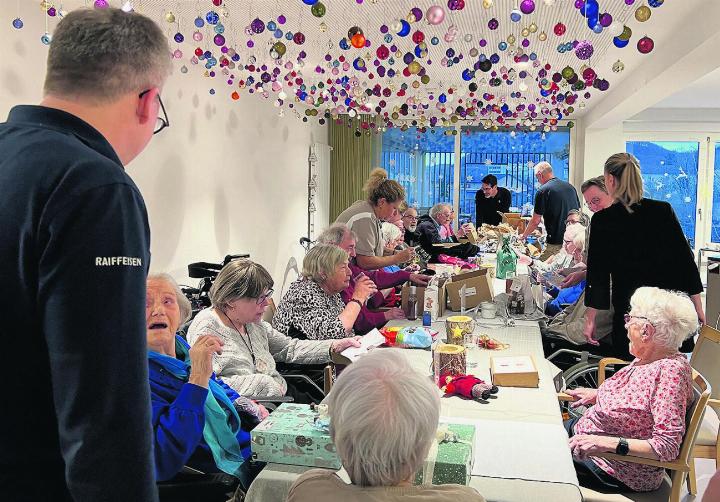 Jedes Geschenk wurde persönlich den Seniorinnen und Senioren übergeben. Foto: zVg