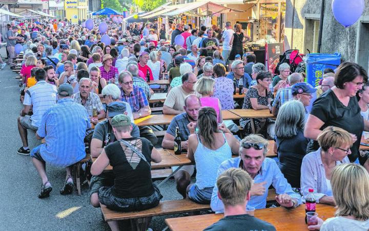 Jedes Jahr ein Publikumsmagnet – das Fest auf der gesperrten Fricker Hauptstrasse. Foto: zVg