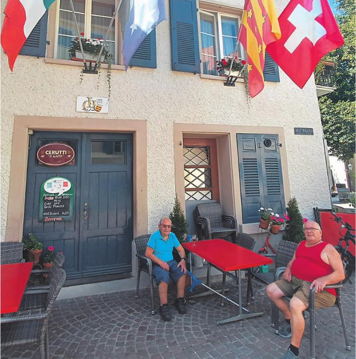Enzo (links) und sein Bruder Donato Marinelli vor dem Club «Colonia Libera Italiano», der viel zur Integration beitrug und nun sein 65-Jahr-Jubiläum feiert. Foto: P. Wunderle