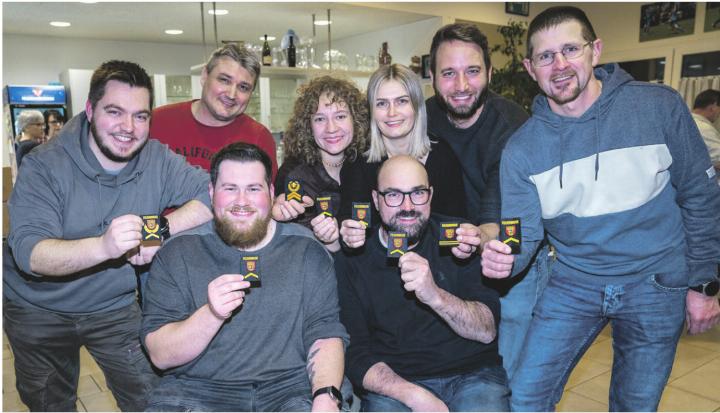 Sie werden per 1. Januar 2026 befördert: Roman Grasser (Wachtmeister, stehend von links), Martin Sigrist (Feldweibel), Charlotte Kieffer, Valerie Wullschleger (beide Korporal), Silvio Binkert (Oberleutnant), Sämi Kaufmann (Korporal). Vorne von links: Timor Klodel, Stefan Ryser (beide Korporal). Auf dem Bild fehlt: Moritz Herzog (Wachtmeister). Foto: Christian Sägesser Sie werden per 1. Januar 2026 befördert: Roman Grasser (Wachtmeister, stehend von links), Martin Sigrist (Feldweibel), Charlotte Kieffer, Valerie Wullschleger (beide Korporal), Silvio Binkert (Oberleutnant), Sämi Kaufmann (Korporal). Vorne von links: Timor Klodel, Stefan Ryser (beide Korporal). Auf dem Bild fehlt: Moritz Herzog (Wachtmeister). Foto: Christian Sägesser