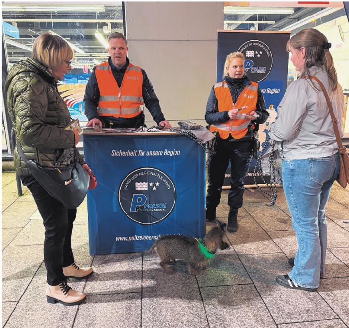 Sebastian Schmid und Jennifer Schmid von der Polizei Oberes Fricktal im Gespräch mit Passantinnen. Foto: Susanne Hörth