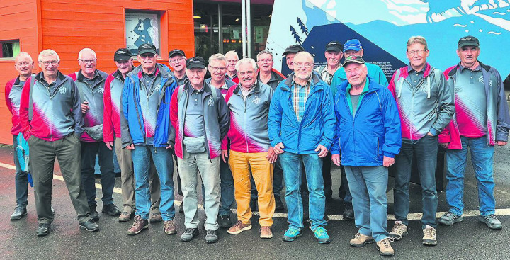 Die Männerturner vor dem Salzbergwerk in Bex. Foto: zVg