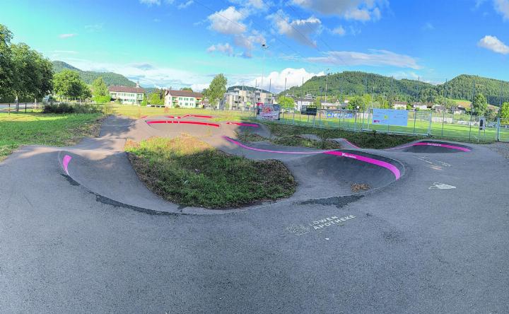 Zwischen Schulstrasse (links) und Pumptrack wird man schon bald Luftsprünge machen können. Foto: Simone Rufli
