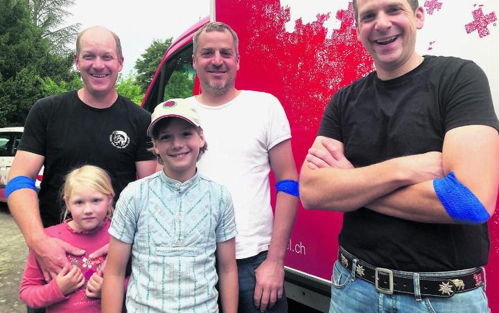 Blutsbrüder, immer zweimal jährlich: Rafael (von links, mit seinen Kindern Julia und Mario), Fabian und Tobias. Foto: rw