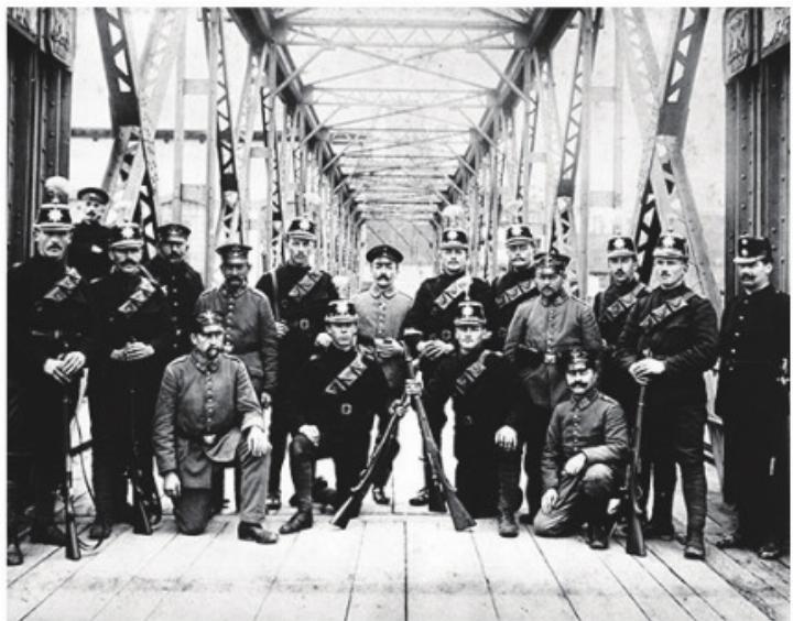 Ein Bild aus längst vergangenen Tagen, die Grenzbesetzung 1914–1918 am alten Kraftwerksteg in Rheinfelden mit siebzehn Wehrmännern. Foto: Fricktaler Museum