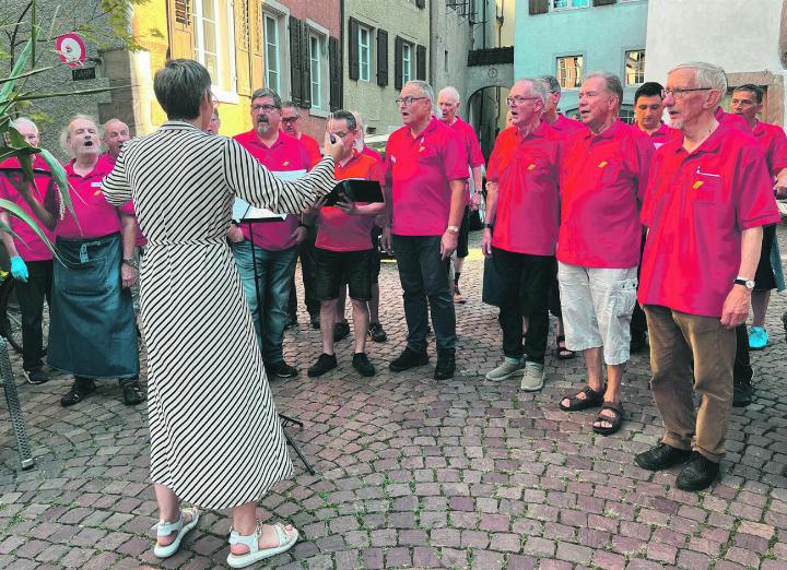 Der Männerchor bewirtete nicht nur die Gäste, er hatte auch einen Auftritt. Foto: zVg