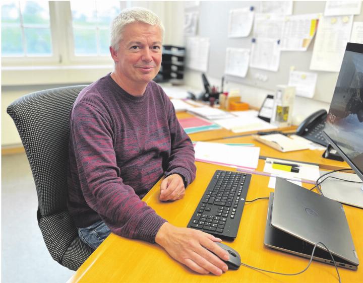 «Wichtig ist die Diversität im Wald, diese soll mit verschiedenen Baum-Arten gefördert werden», erklärt Peter Tanner. Foto: Valentin Zumsteg