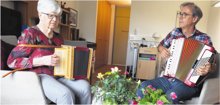 Trudi Zumsteg freut sich immer sehr, wenn Franziskus Jakober ins Stadelbach kommt und sie gemeinsam musizieren können. Foto: Janine Tschopp
