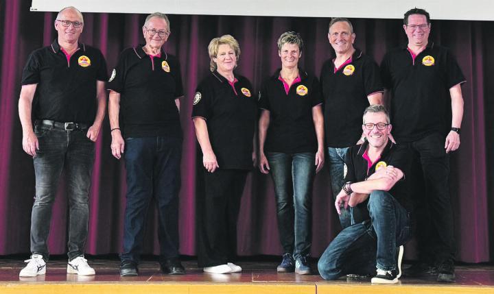 Das OK mit Peter Senn (von links), Roland Zaugg, Köhlerin Doris Wicki, Uschi Rehmann, Stefan Rehmann, OK-Präsident Andi Gertiser (kniend) und Marco Zaugg. Es fehlt Sabrina Winter. Foto: Susanne Hörth