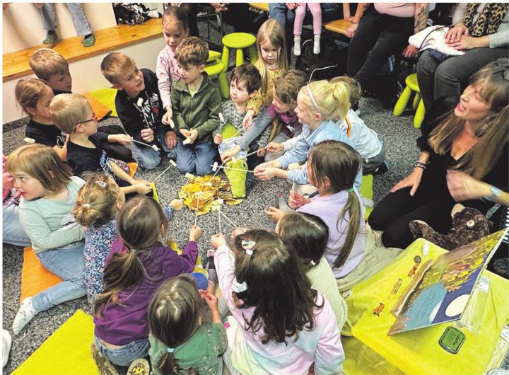 Sogar Marshmallows am Spiessli durften die Kinder über dem Lagerfeuer braten. Das Bibliotheksteam war jedoch erleichtert, dass das improvisierte Feuer nur aus einem Blätterhaufen bestand. Foto: zVg