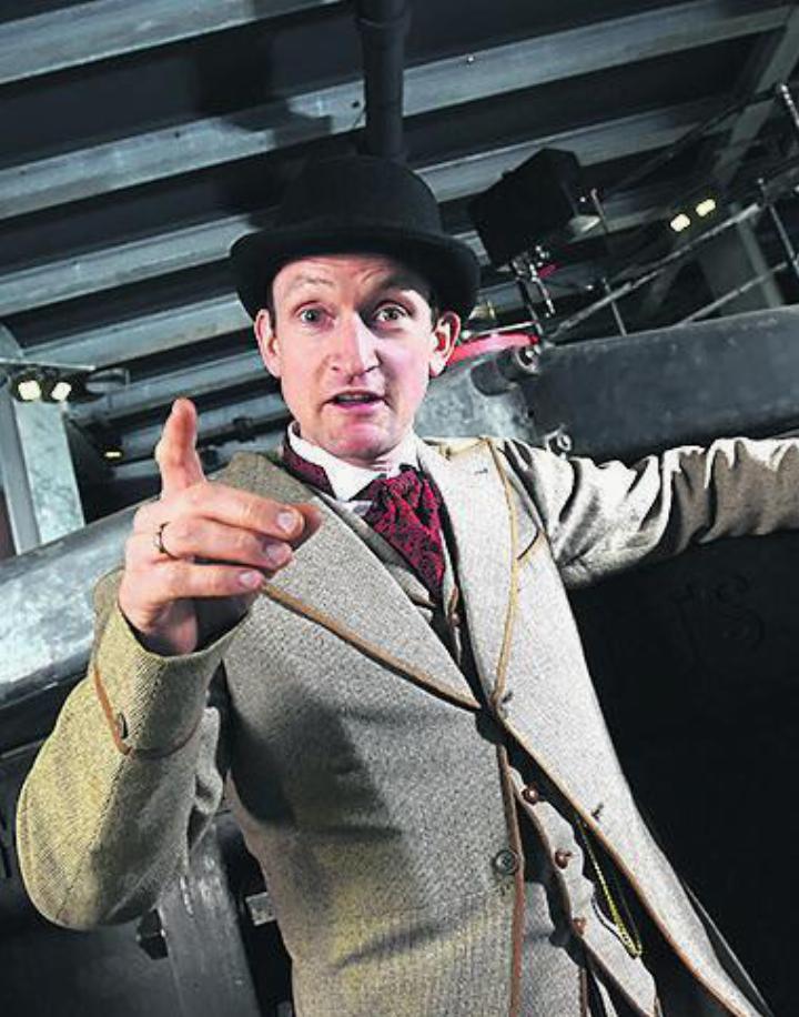 Naturenergie-Mitarbeiter Simon Kuner schlüpft für die historischen Führungen in die Rolle des Industriepioniers Emil Rathenau und führt sein Publikum in die Zeit um 1895. Foto: zVg
