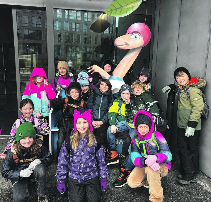 Zu Fuss sind die Kinder von Olsberg nach Rheinfelden gelaufen. Bevor es mit dem «Posti» wieder zurückgeht, noch schnell ein weiteres Gruppenfoto. Foto: zVg