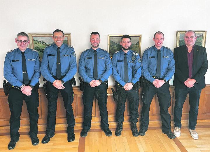 Polizeichef Oblt Werner Bertschi (links), Polizeichef-Stv. Adj Daniel Meier, Kpl Patrick Sangiovanni, Wm Dewis Fuss, Wm Iwan Schär und der Laufenburger Stadtammann Herbert Weiss. Foto: zVg