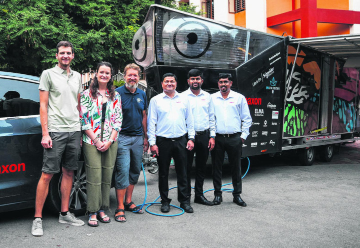 In Indien unterwegs: Roger Buser (Dritter von links) mit einem Teil der Crew sowie Sponsoren in Bangalore. Fotos: zVg