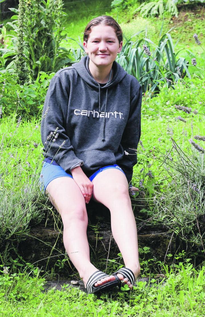 Naïma Soder hat vor wenigen Tagen den Jakobsweg angetreten. Sie plant rund 2000 Kilometer durch die Schweiz, Frankreich und Spanien zu laufen. Foto: Janine Tschopp
