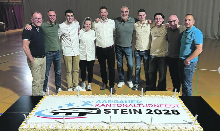 Ein Meilenstein: Das Logo wird mit einer riesigen Rüeblitorte gefeiert. Foto: zVg