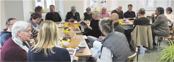 Kommt die «Rückblende» auf den Tisch, müssen selbst die frischen Gipfeli warten. Foto: Simone Rufli