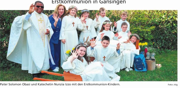 Pater Solomon Obasi und Katechetin Nunzia Izzo mit den Erstkommunion-Kindern. Foto: zVg