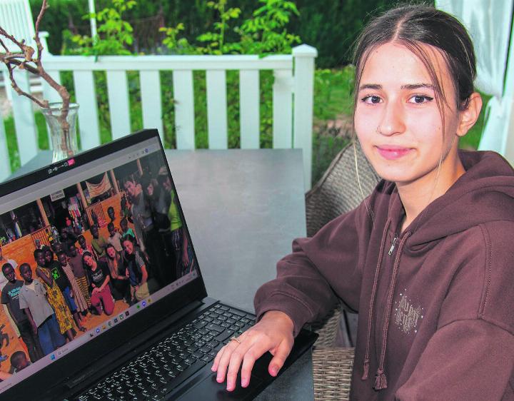 Annina Hohl beim Betrachten von Bildern aus der Zeit in Ruanda. Foto: Regula Laux