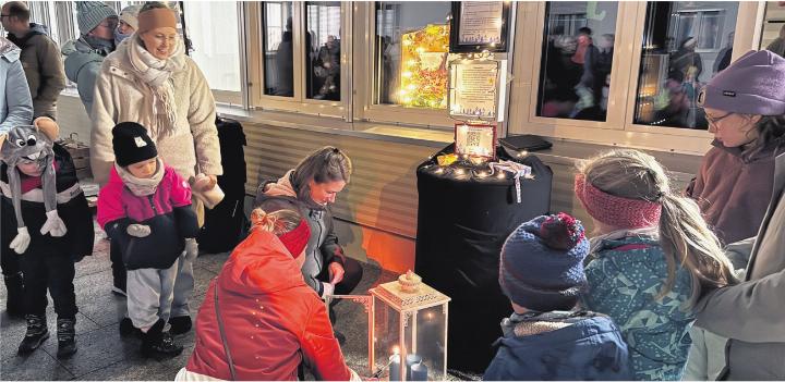 Der Funke, der am 1. Dezember 2025 bei der Eröffnung vor dem Gemeindehaus die Kerze entflammte, sprang auf die Besucherinnen und Besucher über. Foto: Archiv sir