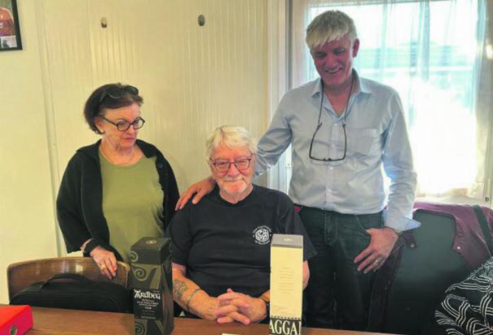 Marianne Grauwiler und Markus Zumbach (rechts) überreichten Kurt Lengweiler ein Geschenk. Foto: zVg