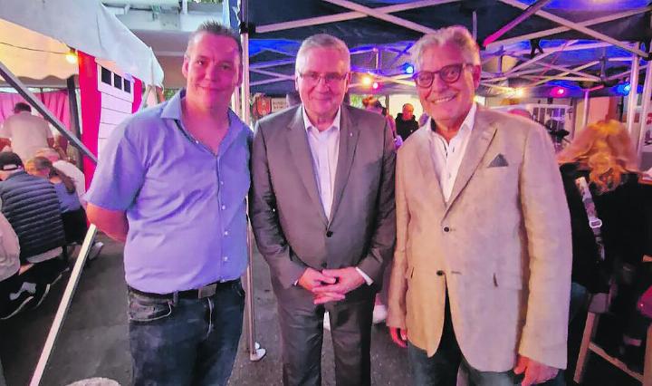 Manuel Ackermann (links, Präsident SVP Kaiseraugst) und Gemeindepräsident Jean Frey (rechts) umrahmen Festredner Andreas Glarner. Foto: zVg