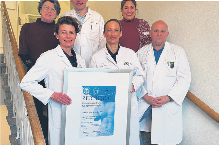 Dr. med. Ida Füglistaler (vorne, von links), Chefärztin Klinik für Allgemein- und Viszeralchirurgie), Dr. med. Lea Stoll (Stv. Chefärztin), Georgios Gklavenos (Leitender Arzt); Martina Rütschlin (hinten, von links, Leiterin Qualitätsmanagement), Dr. med. Alexej Tichomirow (Leitender Arzt), Simone Kohler (Leiterin Fachsekretariat Chirurgie/Bauchzentrum). Foto: zVg