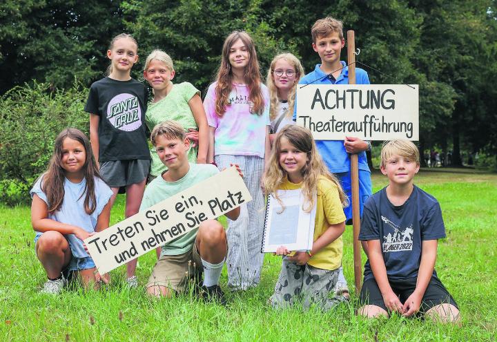 Auch neun Kinder spielten am Lehrertheater. Die Aufführungen teilten sie sich im Wechsel à zwei Gruppen – «schliesslich hatten sie am anderen Tag auch wieder Schule», so Dieter Schlachter. Foto: Hanna Schlachter