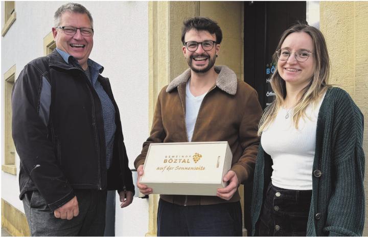 Gemeindeammann Robert Schmid (links), Marius Farruggio und Rahel Widmer, Leiterin Einwohnerdienste. Foto: Simone Rufli
