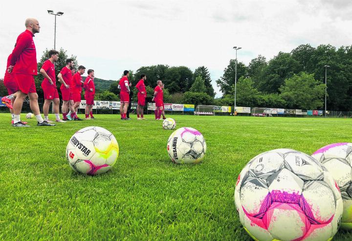 Wohin geht’s? Der FC Wallbach-Zeiningen spielt eine starke Saison. Ob es für den sofortigen Wiederaufstieg in die 2. Liga reicht, wird sich bald zeigen. Foto: Archiv NFZ