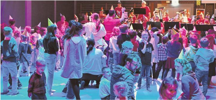 Klatschen, tanzen und mitsingen war das Motto für die besuchenden Kinder. Fotos: Ludwig Dünner