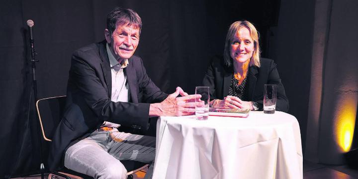 Tiefgründig und unterhaltsam: Die Journalistin Barbara Lüthi und der Soziologe Ueli Mäder sprachen unter anderem über China, die USA, die Schweiz sowie über die Aufgaben von Journalisten. Foto: Janine Tschopp