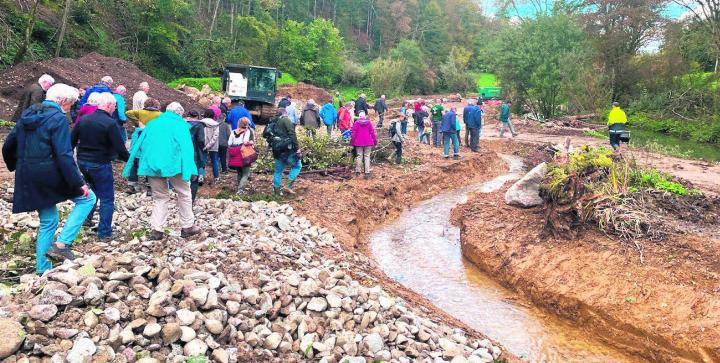 Die Informationen zum Ausbau des Bachbetts, schwankenden Wassermengen und verschiedensten Aspekten des Naturschutzes fesselten die Zuschauer. Foto: zVg