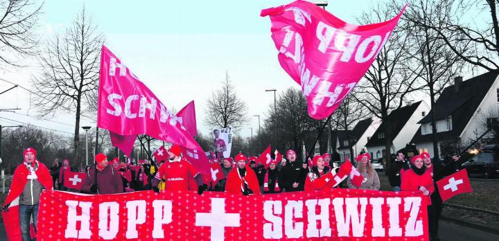 Grosse Ehre: Der TV Stein führte die 1500 Schweizer Fans auf den Weg zum Eröffnungsspiel an. Foto: zVg