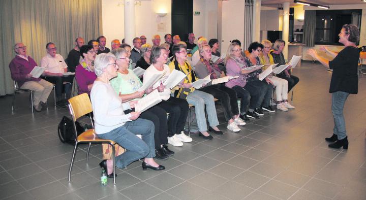 Der verstärkte Chor Vox Raurica probt wöchentlich im Pfarreizentrum «Am Schärme» für das grosse Konzert. Foto: zVg