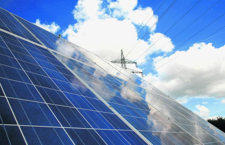 Wer eine Photovoltaik-Anlage hat, kann den Strom ab 2026 in der Gemeinde selbst vermarkten. Foto: zVg