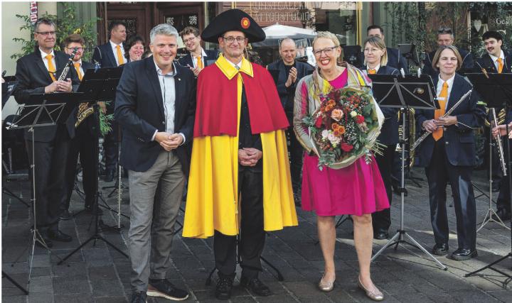 Feier für die Neugewählten: Der künftige Vizeammann Benjamin Steiger (von links), Stadtweibel Marcel Hauri und die künftige Stadtpräsidentin Claudia Rohrer. Foto: Peter Koller