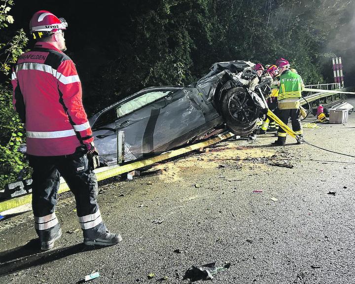 Polizei und Rettungsdienst fanden den 63-Jährigen ansprechbar, jedoch eingeklemmt im Wrack vor. Foto: zVg