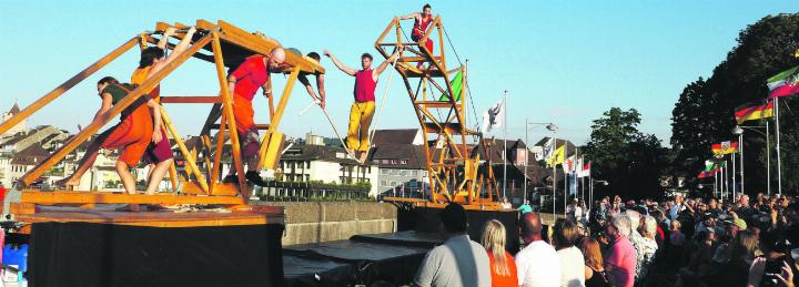 Brückenbauen auf der Rheinbrücke zur Eröffnung der Brückensensationen in beiden Rheinfelden: «Cirque on Edge» hatte gleich eine mehrfache Symbolik. Fotos: Boris Burkhardt