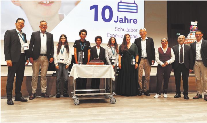 Schülerinnen und Schüler feierten gemeinsam mit Vertreterinnen und Vertretern von Roche und aus der Politik das 10-Jahr-Jubiläum des Schullabors. Foto: Valentin Zumsteg