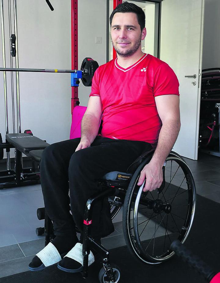 «Mit dem Rollstuhl mobil zu sein, geht gut», erklärt Luca Olgiati. Seit einem Snowboard-Unfall im Februar 2016 ist er Paraplegiker. Foto: jtz