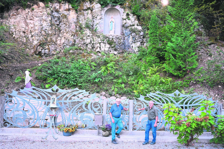 Edwin Rüede (links) und Sebastian Meier vor der sanierten Lourdesgrotte in Sulz. Foto: Ludwig Dünner