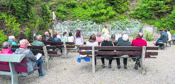 In einer schlichten Feier wurde die sanierte Lourdesgrotte eingeweiht. Foto: zVg