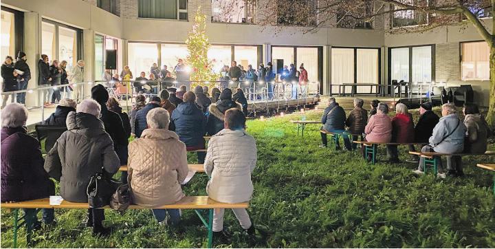 Die zahlreich erschienenen Besucher lauschten den Klängen der Musikgesellschaft und den Worten der Redner im festlich dekorierten Rinau Park. Foto: zVg