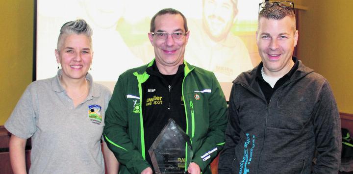 Die Gewinner grosse Meisterschaft (von links): Yvonne Erdin (3.), Claude Chenaux (Sieger) und Mathias Senn (2.). Foto: zVg