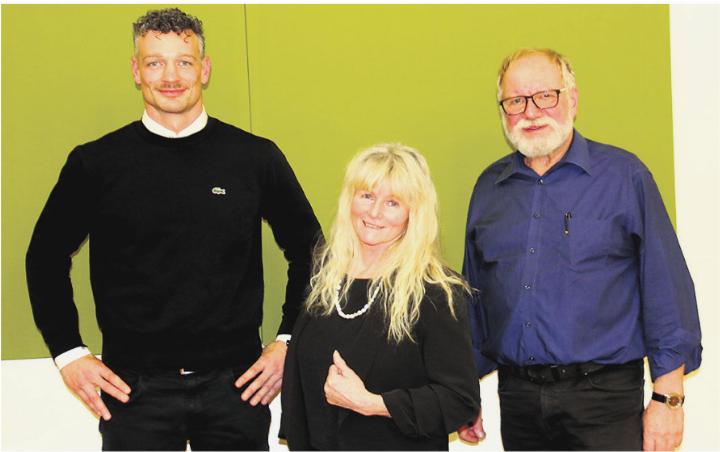 Demissionär Michael Lang (links), Neugemeinderätin Helga Gähweiler und Gemeindeammann Thomas Rohrer. Foto: Hans Zemp