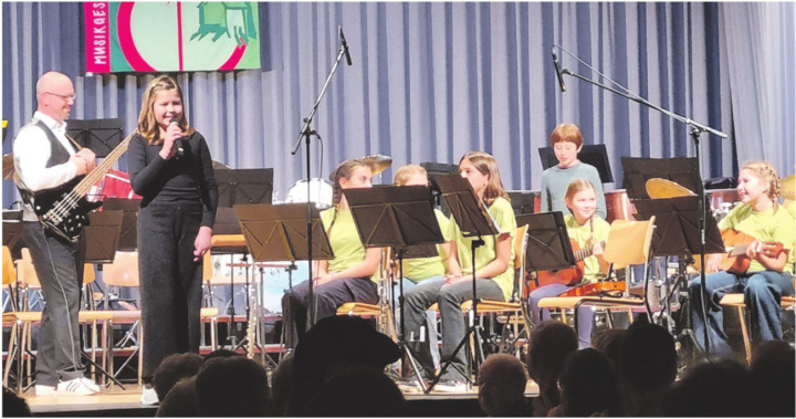 Die Jugendband 0715, mit der jungen Ansagerin Veronika, eröffnete den Abend. Foto: zVg