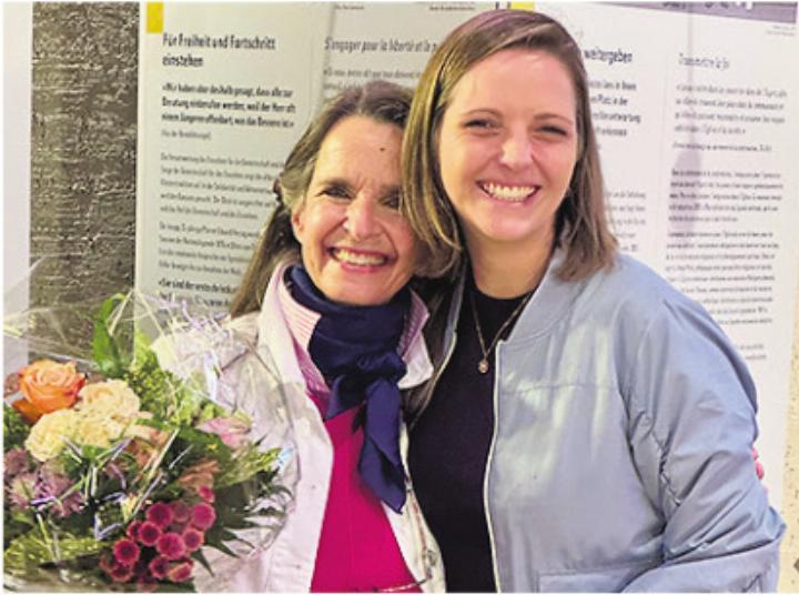 Anna-Maria Schubiger (links) wird von Lena Heskamp verabschiedet. Foto: zVg