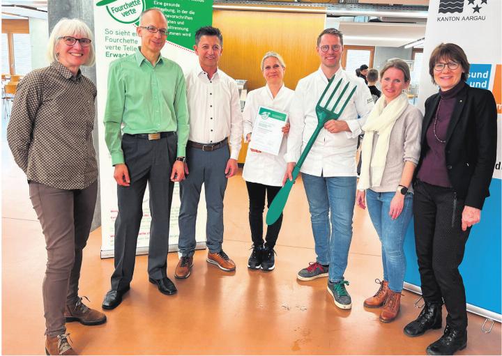 Ausgezeichnet! In der Schulkantine Aqua Terra ist die Auszeichnung «Fourchette verte junior» überreicht worden. Foto: vzu